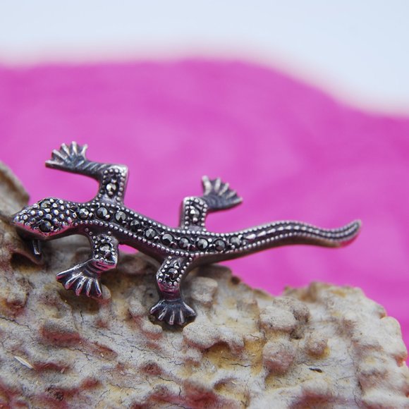 Retro Pewter Gecko Lapel Pin - Picture 2 of 6
